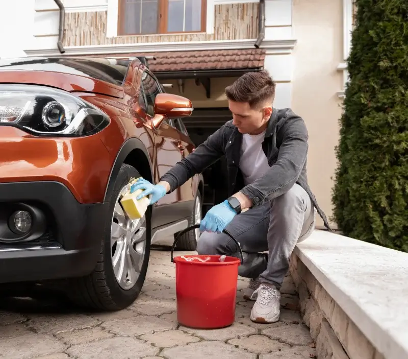 Lavage auto à domicile Tréflaouénan : professionnel intervenant sur un véhicule